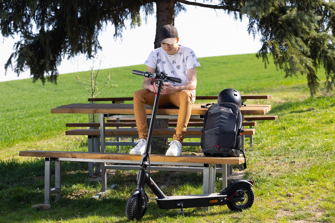 Teenageri ocenia na presun do školy elektrokolobežku Sencor Two.