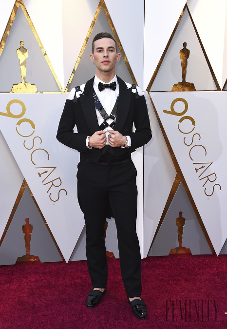 Krasokorčuliar Adam Rippon na červenom koberci počas udeľovania Oscarov