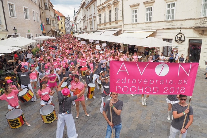 V celodennom programe nechýbala ani symbolická prechádzka Starým mestom, ktorá povzbudila aj ostatných ľudí, aby sa pridali spolu s davom na Bratislavský hrad pomôcť zabojovať za dobrú vec