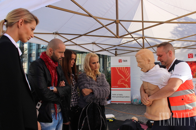 Počas Dňa záchrany profesionáli, ktorí v rámci svojho povolania vykonávajú resuscitáciu, bežným ľuďom ukazovali správne laické postupy na figurínach