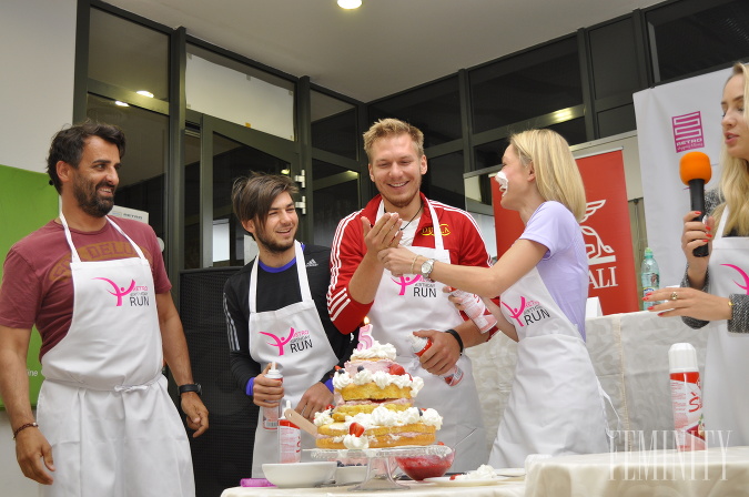 Pri pečení sa celebrity náramne zabávali