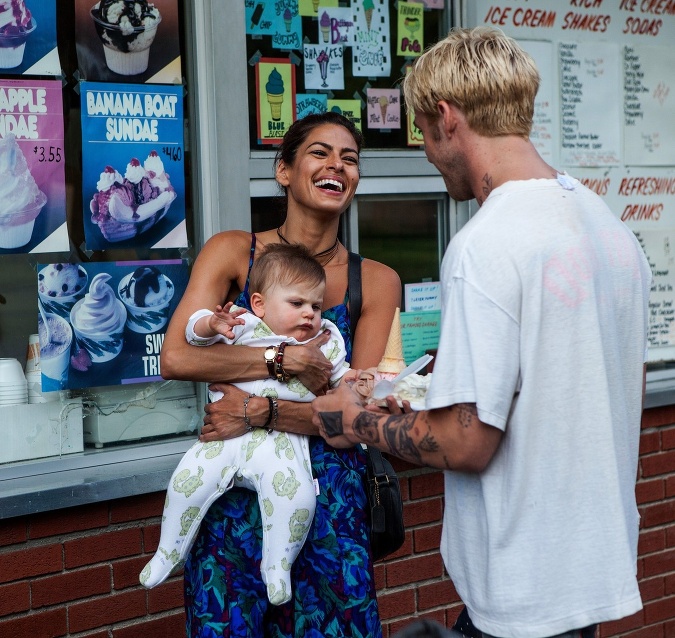 Ryan Gosling a Eva Mendes počas natáčania filmu Za borovicovým hájom, v ktorom hrali rodinu