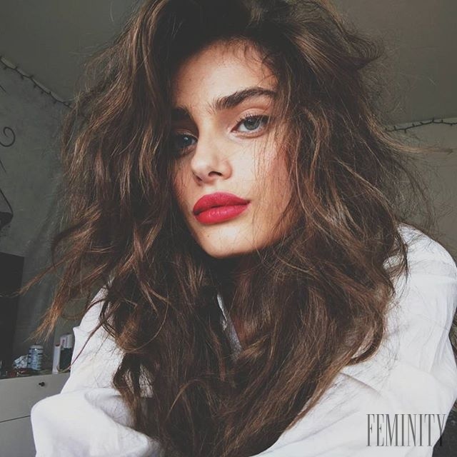 Taylor Hill je známa svojim výrazným obočím