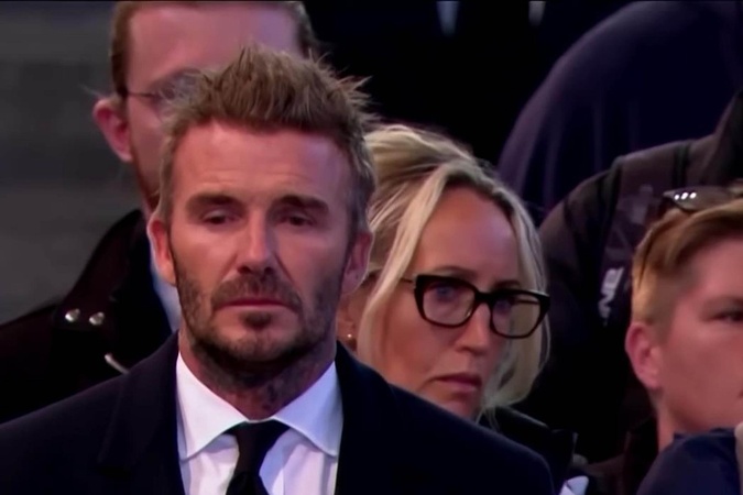 David Beckham čakal pol dňa v rade, aby vzdal hold zosnulej kráľovnej Alžbete II. 