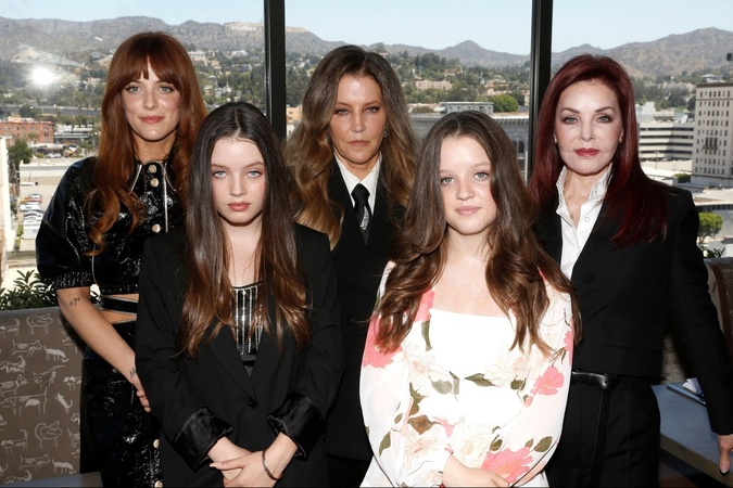 Vľavo Riley Keough, uprostred  Lisa Marie Presley, vedľa Priscilla Presley a dvojčatá Harper a Finley v popredí 