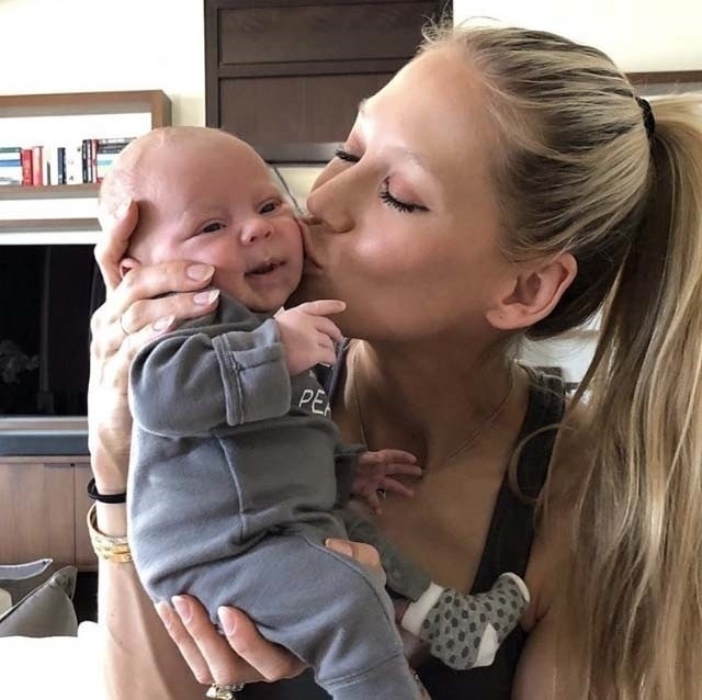 Anna Kournikova si materstvo užíva