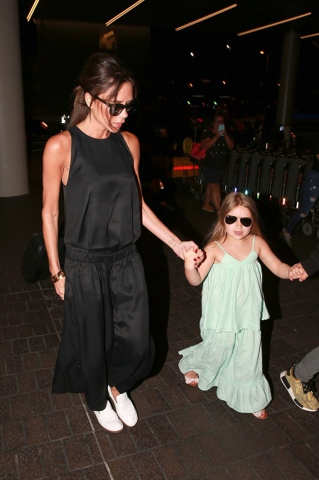 Harper Beckham ako 5-ročná po boku mamy