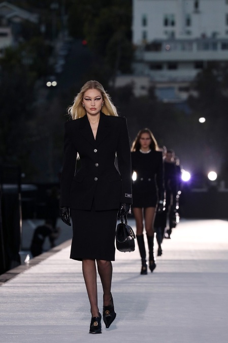 Gigi Hadid počas Versace show