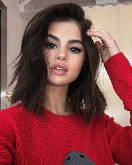 Make-up artista slávnej speváčky Seleny Gomez vykonal naozaj nezvyčajnú retuš