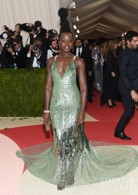 Oscarová Lupita Nyong'o prišla na tohtoročnú akciu Met Gala s hlbokým výstrihom