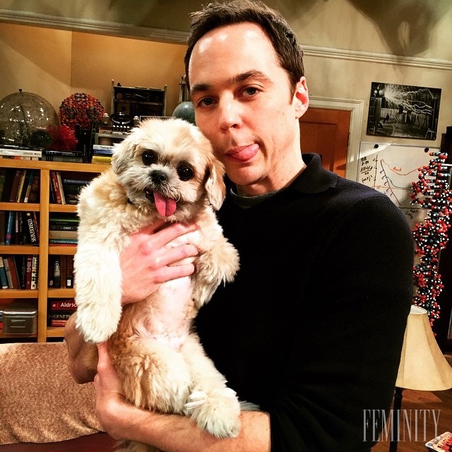 Herec Jim Parsons pôsobí oveľa mladším dojmom