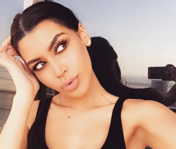 Rovnaká póza akú môžeme vidieť na profile Kim Kardashian