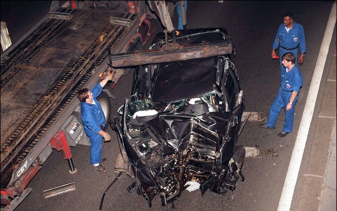 Mercedes s Lady Di a jej priateľom na palube havaroval v tuneli v Paríži