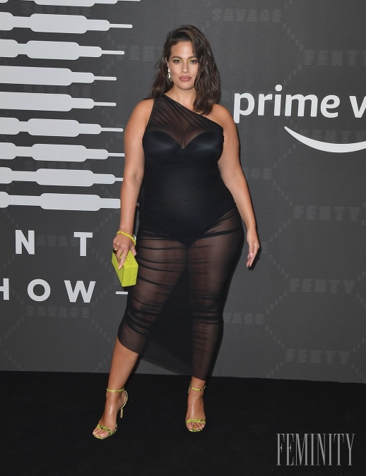 Tehotná plus size modelka Ashley Graham tehotenstvo neodradilo od sexy priehľadných šiat