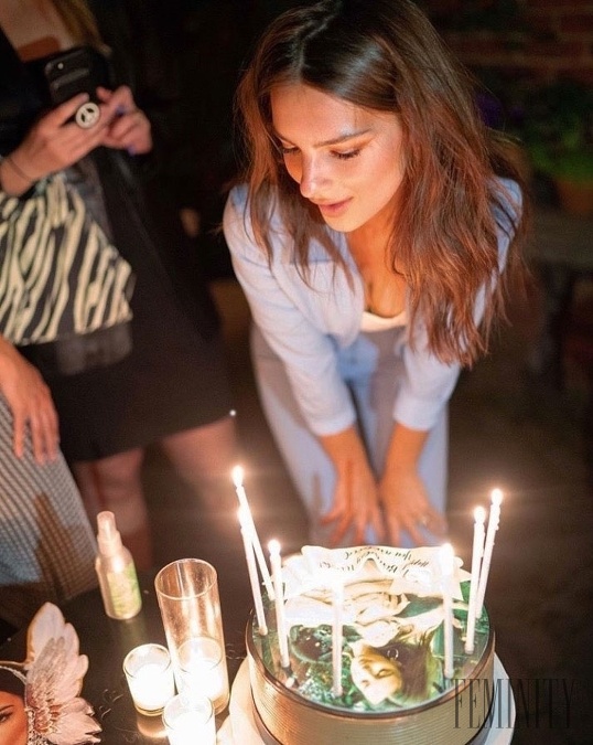 Emily Ratajkowski sa iste potešila torte s vlastnou podobizňou 