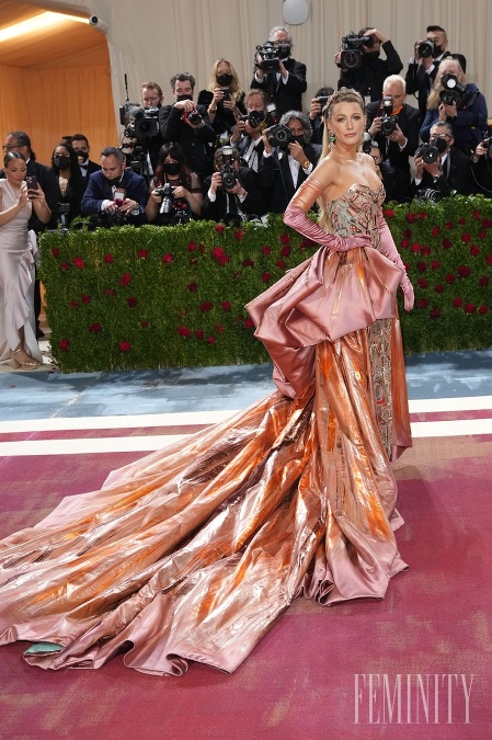 Herečka Blake Lively obliekla róbu Versace