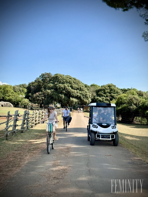 Na ostrove nenájdete autá, pohybujete sa len na golfových vozíkoch, či bicykloch