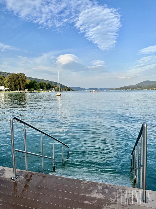 Očarujúci Schlosshotel Velden je obklopený nádhernou vegetáciou a to, že sa tu snúbia tradície s modernou a vynikajúcimi personalizovanými službami zistíte okamžite