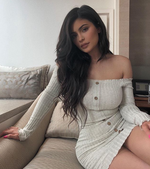 krásny Kylie Jenner svoje tehotenstvo síce držala v tajnosti, svojou dcérkou sa však už pýši naozaj naplno