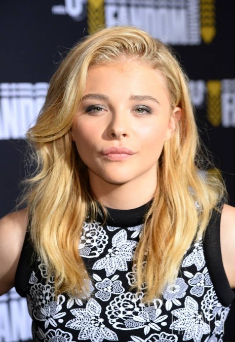 Chloë Grace Moretz má mimiku ako dospelá žena