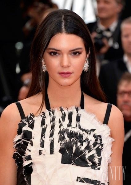 Kendal Jenner sa rada šteluje do pózy dospelej, sexi ženy