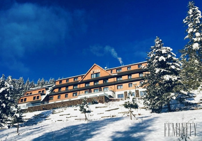 Perfektne upravené svahy, čarovná zasnežená krajina, nádherný výhľad, horský vzduch a idylické miesto, presne tým Grandhotel Tatra