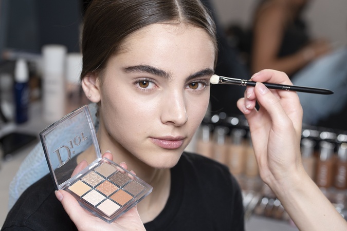 Veľkým favoritom sezóny je Dior Backstage Eye Palette v odtieni 001, ktorá v sebe zahŕňa jemné teplé tóny