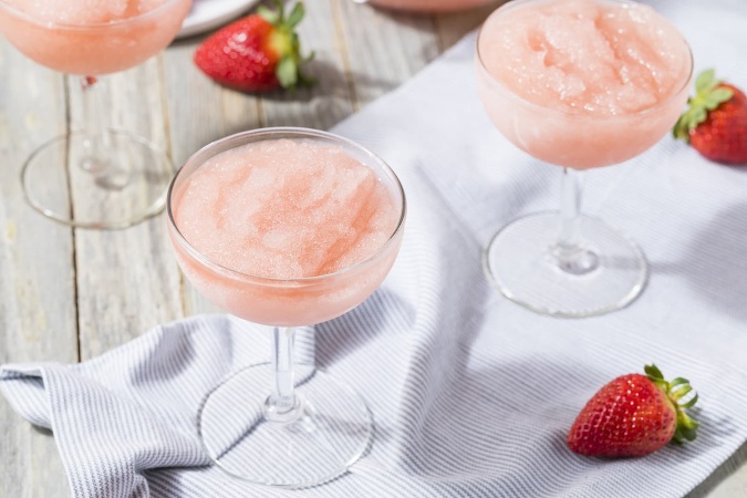 Frozen Rosé, alebo aj Frosé.