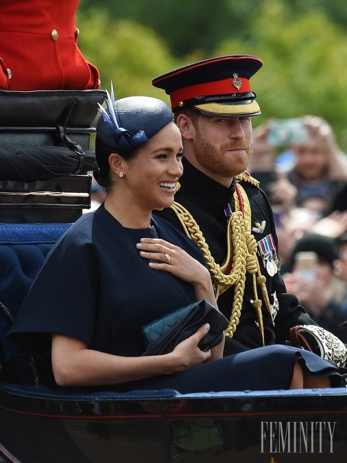 Na prstenníku ľavej ruky vojvodkyne Meghan sa leskol nový prsteň. Za čo ho dostala?