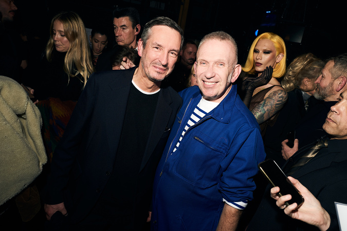 Jean Paul Gaultier spolu s Dries Van Noten po prehliadke Jean Paul Gaultier v Paríži v januári 2020