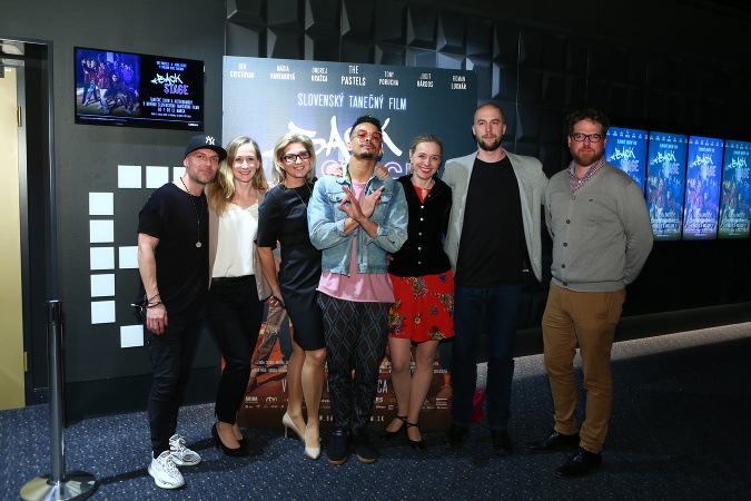 Poriadna dávka energie, skvelých tanečných kreácií, hudby aj emóciami nabitý príbeh – to všetko divákom ponúka slovenský film BACKSTAGE