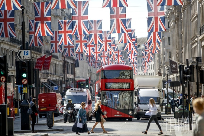 Získať povolenie pre natáčane na Regent Street v Londýne sa podarilo práve vďaka kontaktom Robbieho Williamsa s kráľovskou rodinou. 