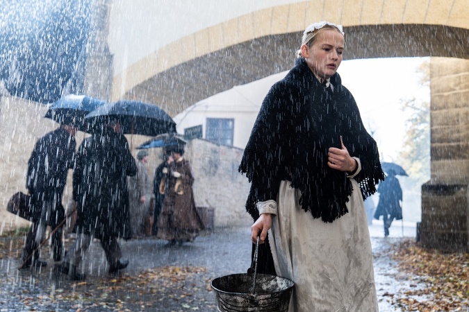 Hlavnou hrdinkou filmu je pätnásťročná Anka, ktorá prichádza pracovať ako slúžka do pražskej vily vysokopostavenej rakúsko-uhorskej rodiny