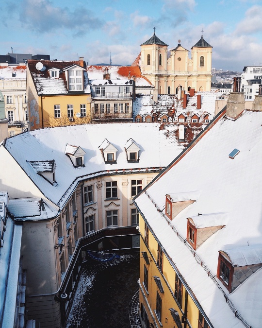 Zasnežené strechy pôsobia cez jej objektív naozaj zázračne