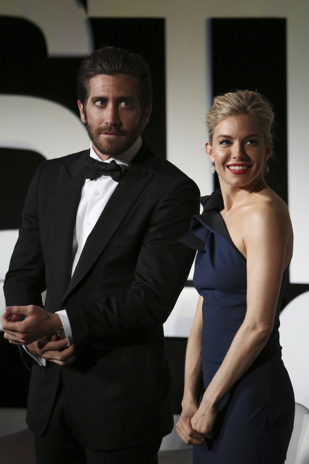 Sienna Miller doslova žiarila po boku hereckého kolegu Jakea Gyllenhalla