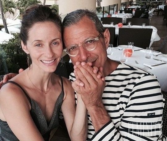 Herec Jeff Goldblum očaril krásku menom Emilie Livingston, ktorúsi ide vziať