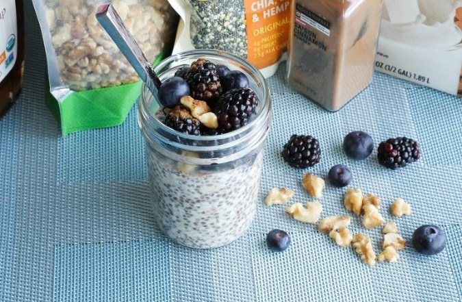 Chia puding s černicami a čučoriedkami