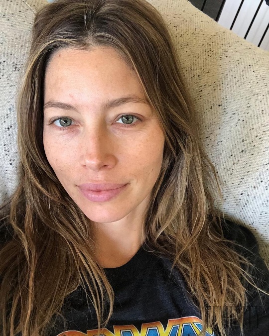 Jessica Biel bez mejkapu