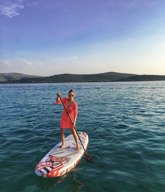 Známa kráska Karin Haydu prepadla paddleboardu