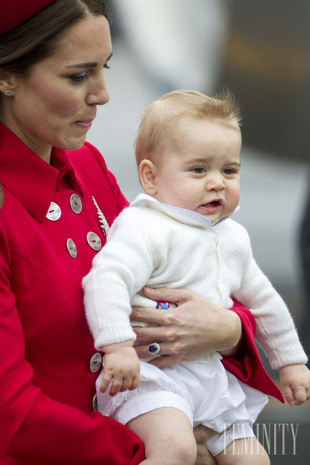 Kate s Georgom počas vystupovania z lietadla, takúto feši ofinku mu vietor spôsobil