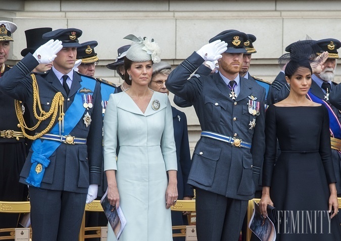 William a Kate sa ocitli na druhej koľaji. Začalo sa pošuškávať, že sa stali malichernými, pretože na svoju švagrinú Meghan žiarlili. 