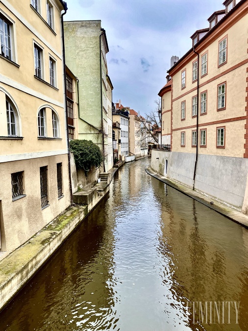 Chyťte sa za ruky a spoločne sa prejdite parkom Kampa, vedúcim pozdĺž rieky Vltavy