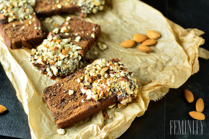 Banana bread s píniovými orieškami a slaným karamelom