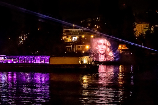 Video projekcia vône La Vie Est Belle nad Vltavou 