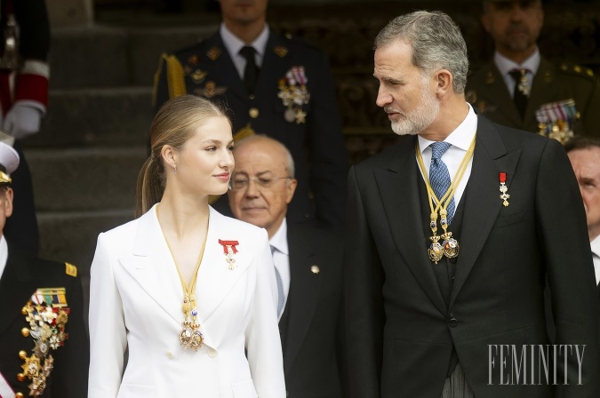 Hoci je princezná Leonor ešte len tínedžerka, počas celej prísahy pôsobila podľa médií stoicky a slávnostne. 