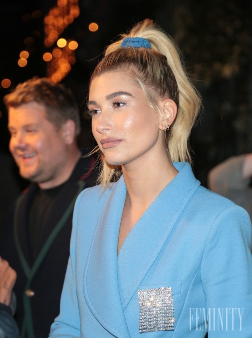 Modelka Hailey Baldwin a jej dokonalý retro look s použitím gumičky