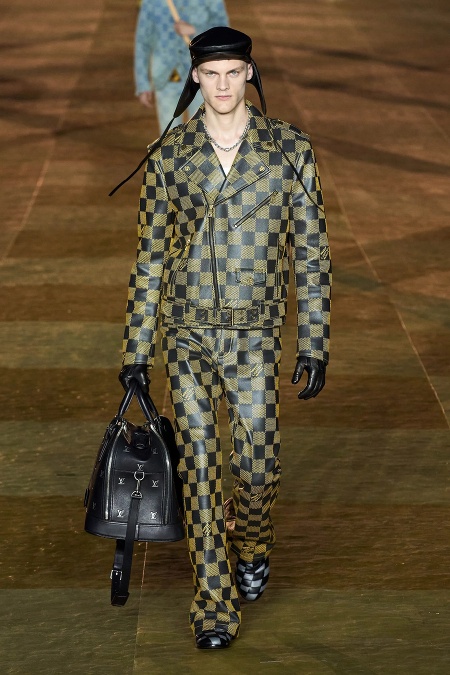 Jeho modelingovým debutom bola prehliadka pre prestížny dom Louis Vuitton práve v roku, kedy kreatívne vedenie prevzal Pharell Williams