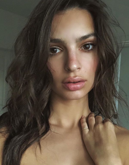 Krásna Emily Ratajkowski je aj vďaka svojej žiarivej pleti snom nejedného muža