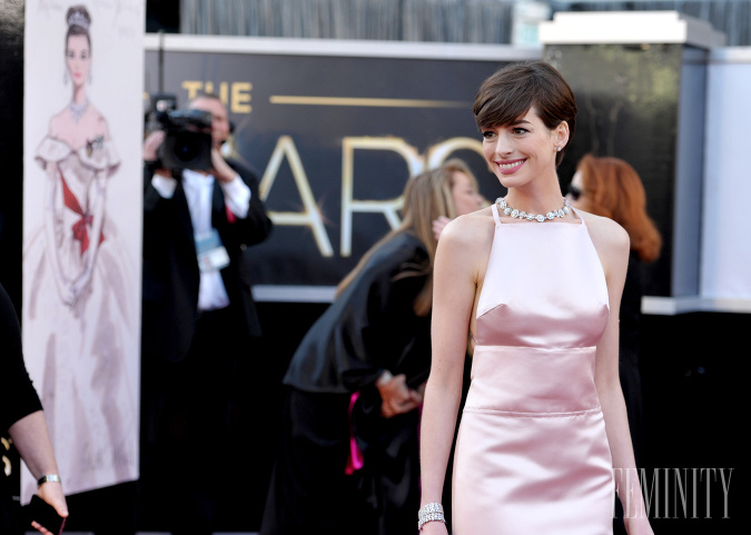 Anne Hathaway vždy tip top upravená pútala v minulosti pozornosť zdurenými bradavkami