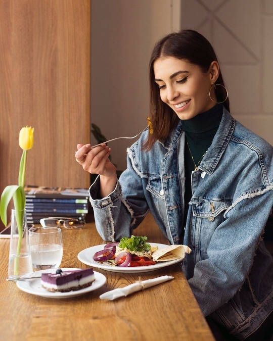 Džínsovina je skvelý materiál na voľný čas. Vybrala si ho aj influencerka Naty Kerny